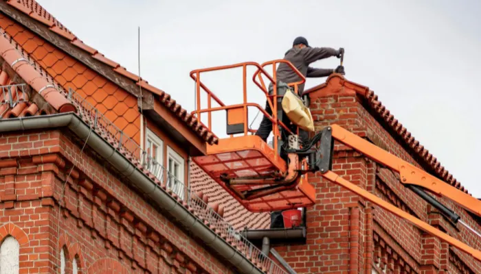 Bauarbeiter auf Dach